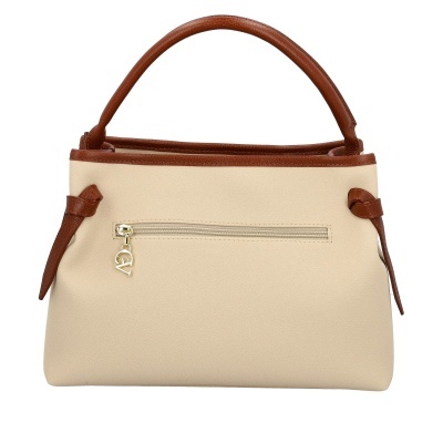 Mala de mão bege e castanha com fecho de correr e pendente metálico dourado.