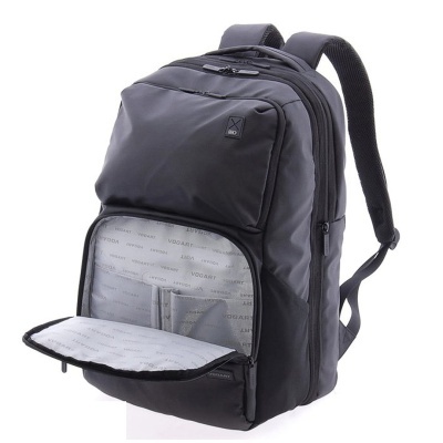 Mochila preta com compartimentos e interior com padrão VOGART