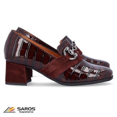 Sapatos de salto médio castanhos com textura de crocodilo e detalhe metálico