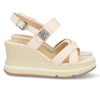 Sandálias de cunha cor creme com tiras cruzadas e fivela metálica