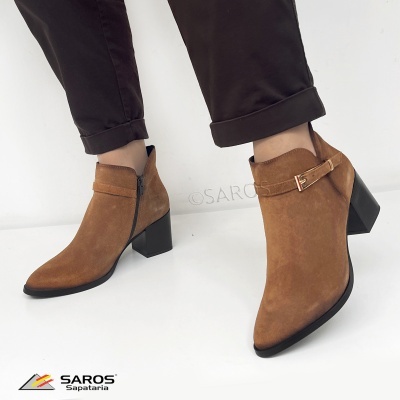 Botas cano curto em camurça castanha com salto quadrado preto e fivela dourada