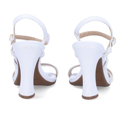 Sandálias brancas de salto alto vistas de trás
