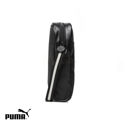 Bolsa pequena preta da marca Puma com fecho e alça listrada