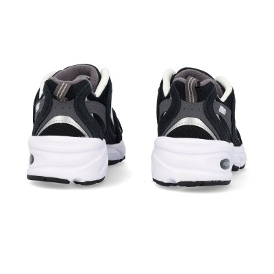 Sapatilhas desportivas pretas e cinza vistas de trás com sola branca