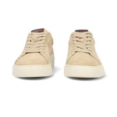 Ténis bege em camurça com sola branca e etiqueta castanha