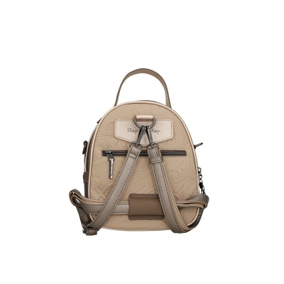 Mochila pequena bege com padrão gravado e alças taupe metálico