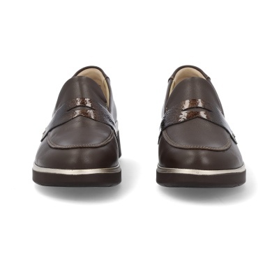 Par de sapatos mocassim castanhos com faixa brilhante