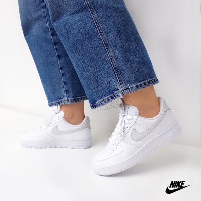 Ténis Nike branco com sola branca e logótipo cinza
