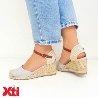 Sandálias de cunha bege com sola de corda e tira castanha no tornozelo