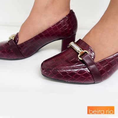 Sapatos castanhos de salto médio com padrão croco e fecho dourado