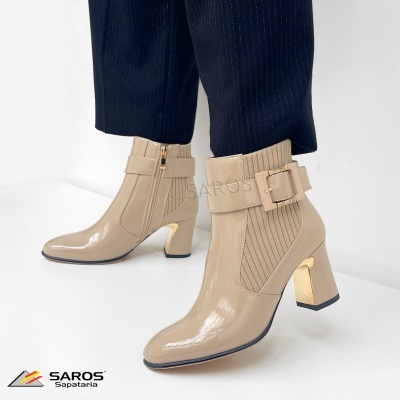 Botins de salto bege com salto dourado e fivela larga