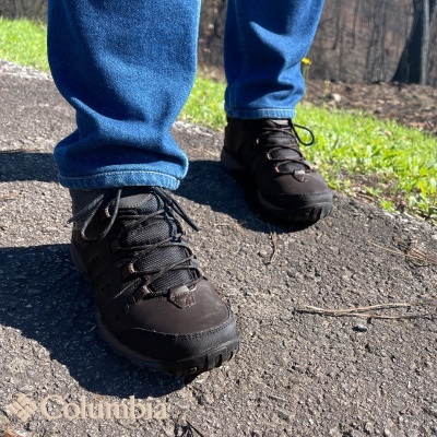 Botas pretas Columbia em ambiente exterior com calças de ganga azuis