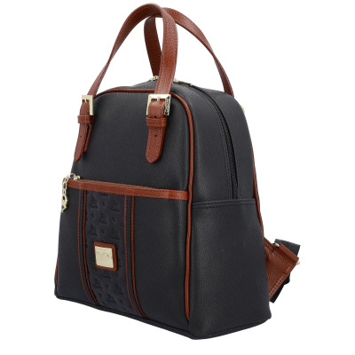 Mochila preta com detalhes castanhos e bolso frontal com placa dourada