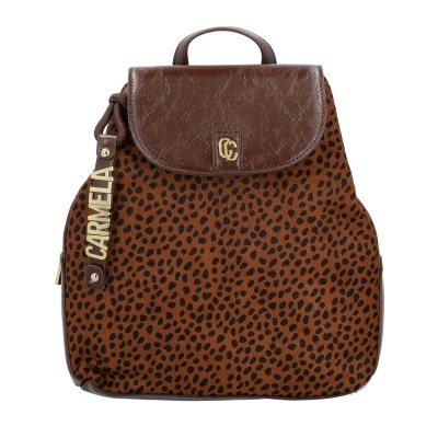 Mochila castanha com padrão de manchas pretas e tampa em pele castanha