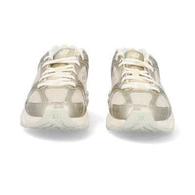 Sapatilhas de corrida New Balance bege e cinza claro vistas de frente