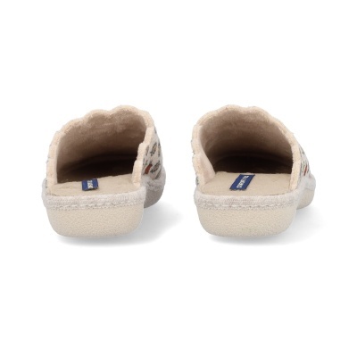 Chinelos de quarto bege vistos de trás com etiqueta azul e sola clara