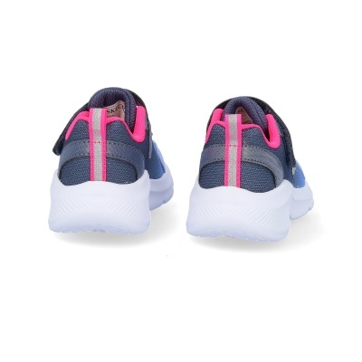 Sapatilhas azuis e cor-de-rosa com solas brancas vistas de trás