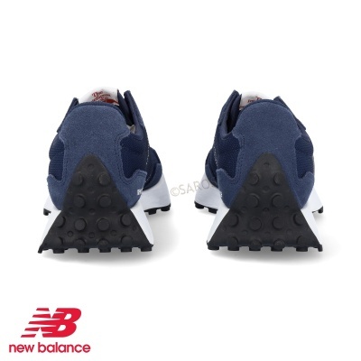 sapatilhas desportivas New Balance azuis com sola preta vistas de trás