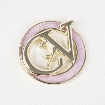 Emblema dourado com letras C e N e fundo rosa marmoreado