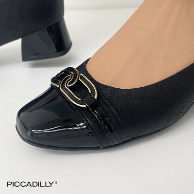 Sapato feminino preto com fivela dourada e salto médio quadrado