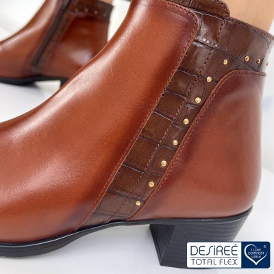 Botas castanhas com padrão de pele de crocodilo e tachas douradas