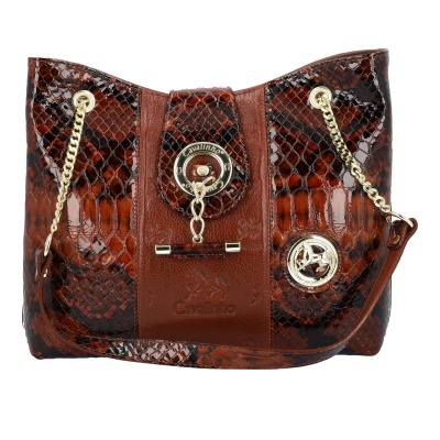 Mala castanha em pele com padrão de escamas e detalhes metálicos