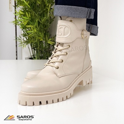 Bota coturno off-white com atacadores e fivela dourada