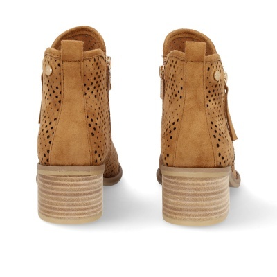 Botins castanhos em camurça com salto médio e perfurações