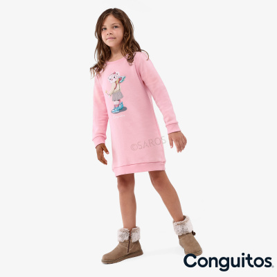Menina com vestido rosa com estampa de ursinho e botas castanhas com pêlo