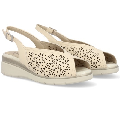 Sandálias femininas bege com recortes florais e salto médio de plataforma.