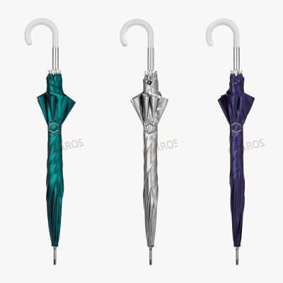 Três guarda-chuvas fechados com cabo curvo branco em verde, prata e azul escuro