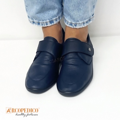 Sapatos mocassim em couro azul escuro com fecho em velcro
