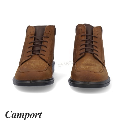 Botas castanhas Camport com atacadores pretos e sola preta, fundo branco