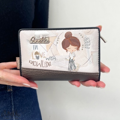 Carteira Anekke bege e castanha com ilustração de menina e texto