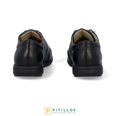 Par de sapatos pretos de couro, vista traseira