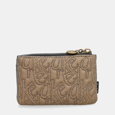 Carteira castanha clara com padrão relêvo e fecho zipper dourado