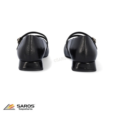 Sapatos pretos de senhora com salto baixo, vista traseira