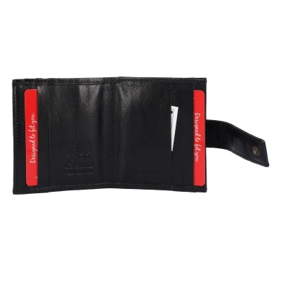 Carteira preta de pele aberta com compartimentos para cartões e fecho de pressão