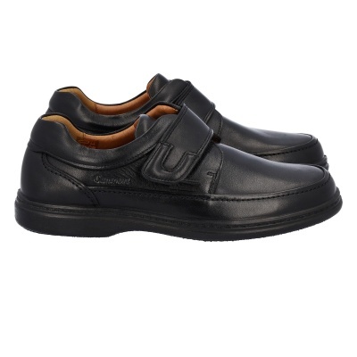 Sapatos masculinos pretos de pele com fecho de velcro e sola preta