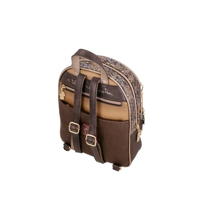 Mochila pequena castanha com estampado e alças ajustáveis