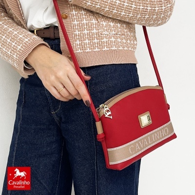 Mala vermelha Cavalinho com faixa bege e detalhes dourados.