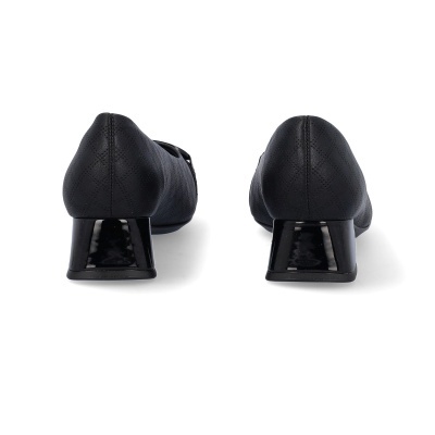 Sapatos pretos de salto baixo com textura matelassê vistos de trás