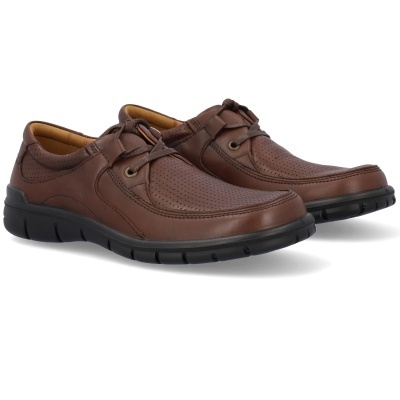 Sapatos masculinos castanhos em pele com sola preta.