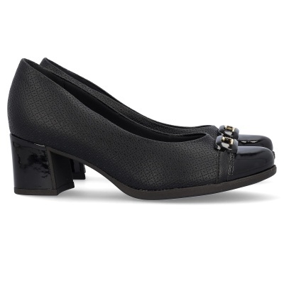 Sapatos de salto médio em couro preto com textura e biqueira em verniz preto