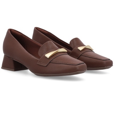 Sapatos de mulher castanhos com tacão médio e detalhe metálico dourado