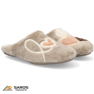 Chinelos felpudos bege com corações brancos e cor de pêssego