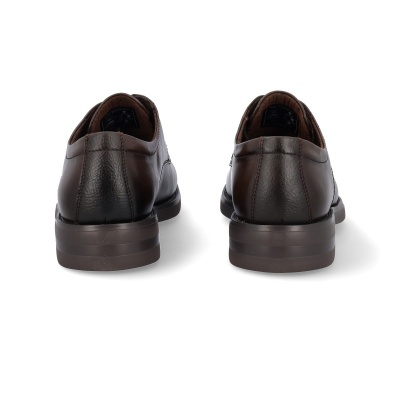 Par de sapatos masculinos castanhos em pele vistos de trás