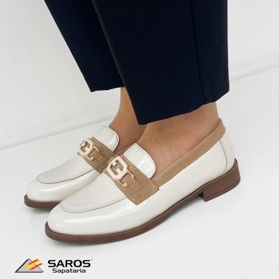 Mocassins femininos brancos com detalhes em camurça bege e fivela dourada