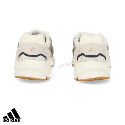 Par de sapatilhas Adidas bege e branco vista de trás com sola castanha