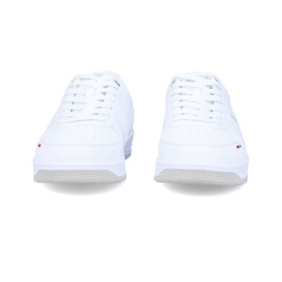 Par de sapatilhas desportivas brancas sobre fundo branco